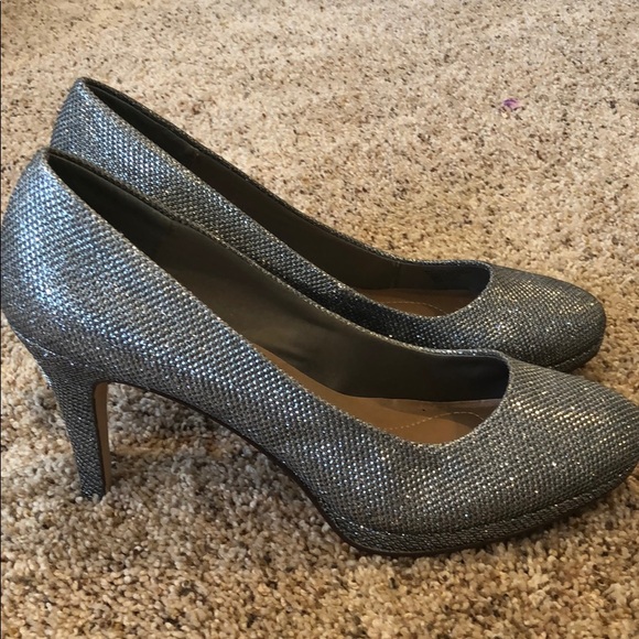 New silver heels - Picture 2 of 4